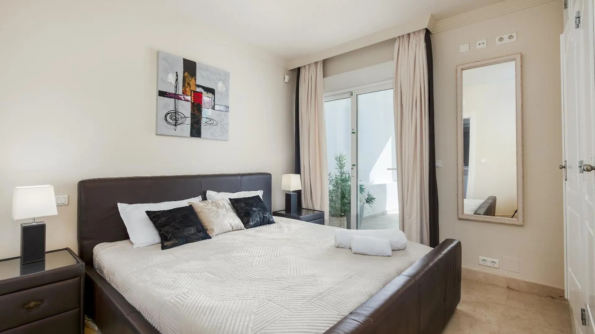 Beach Apartment Sinfonia - 2Br, Pool エステポナ 0*,  スペイン