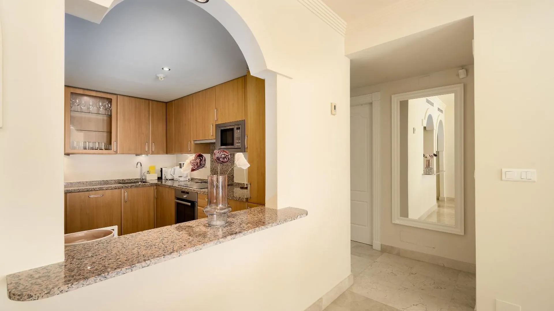 Beach Apartment Sinfonia - 2Br, Pool エステポナ 0*,  スペイン