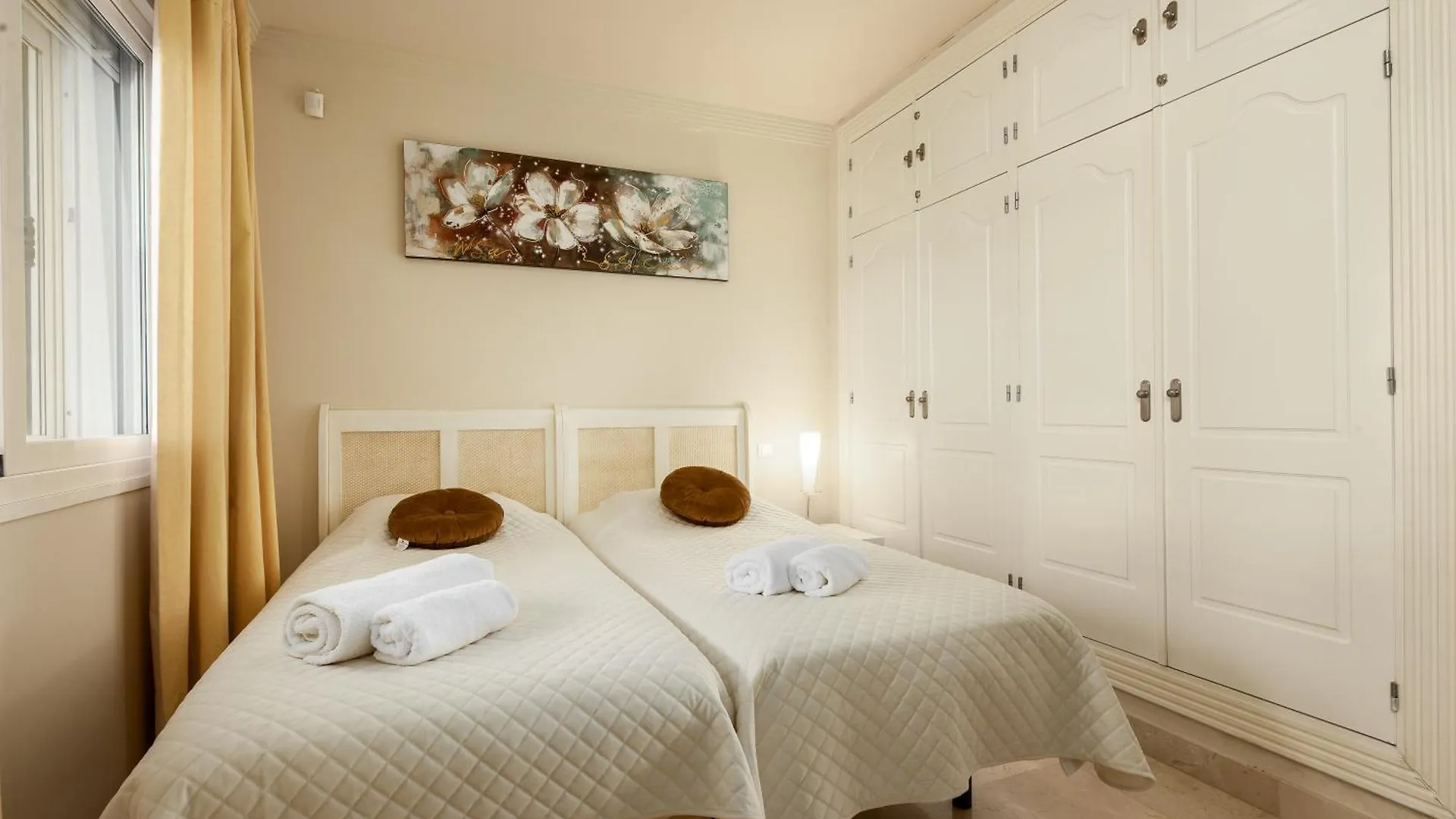 Beach Apartment Sinfonia - 2Br, Pool エステポナ 0*,  スペイン
