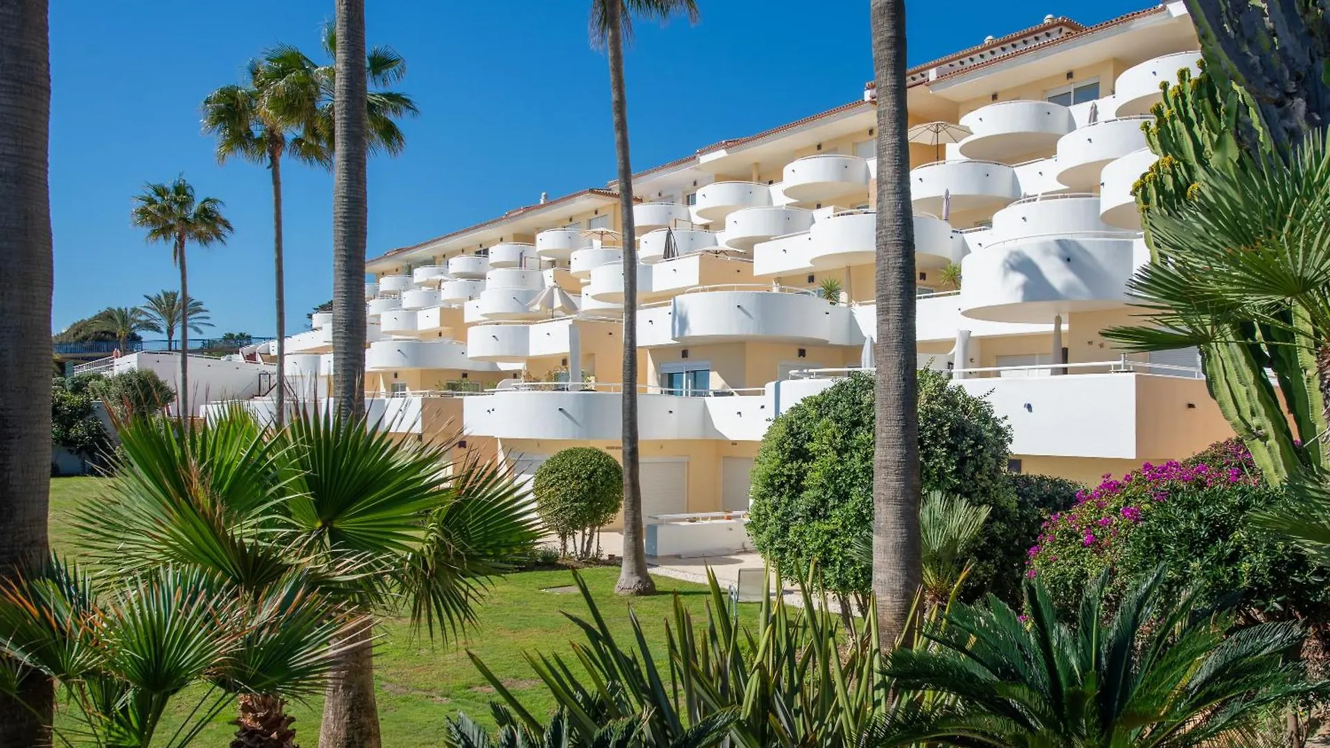 Beach Apartment Sinfonia - 2Br, Pool エステポナ スペイン
